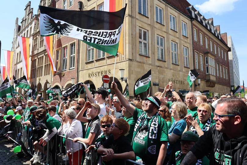 Der SC Preußen Münster hat den Aufstieg in die 3. Liga geschafft – und die Meisterschaft gebührend gefeiert.