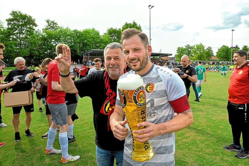 Stefan Oerterer genehmigte sich einen großen Schluck. Schon bald wird er auch die Torjägerkanone der Westfalenliga in den Händen halten.