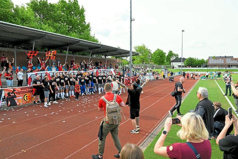 Nach dem Abpfiff feierten die Erkenschwicker mit ihren Fans den Aufstieg in die Oberliga.