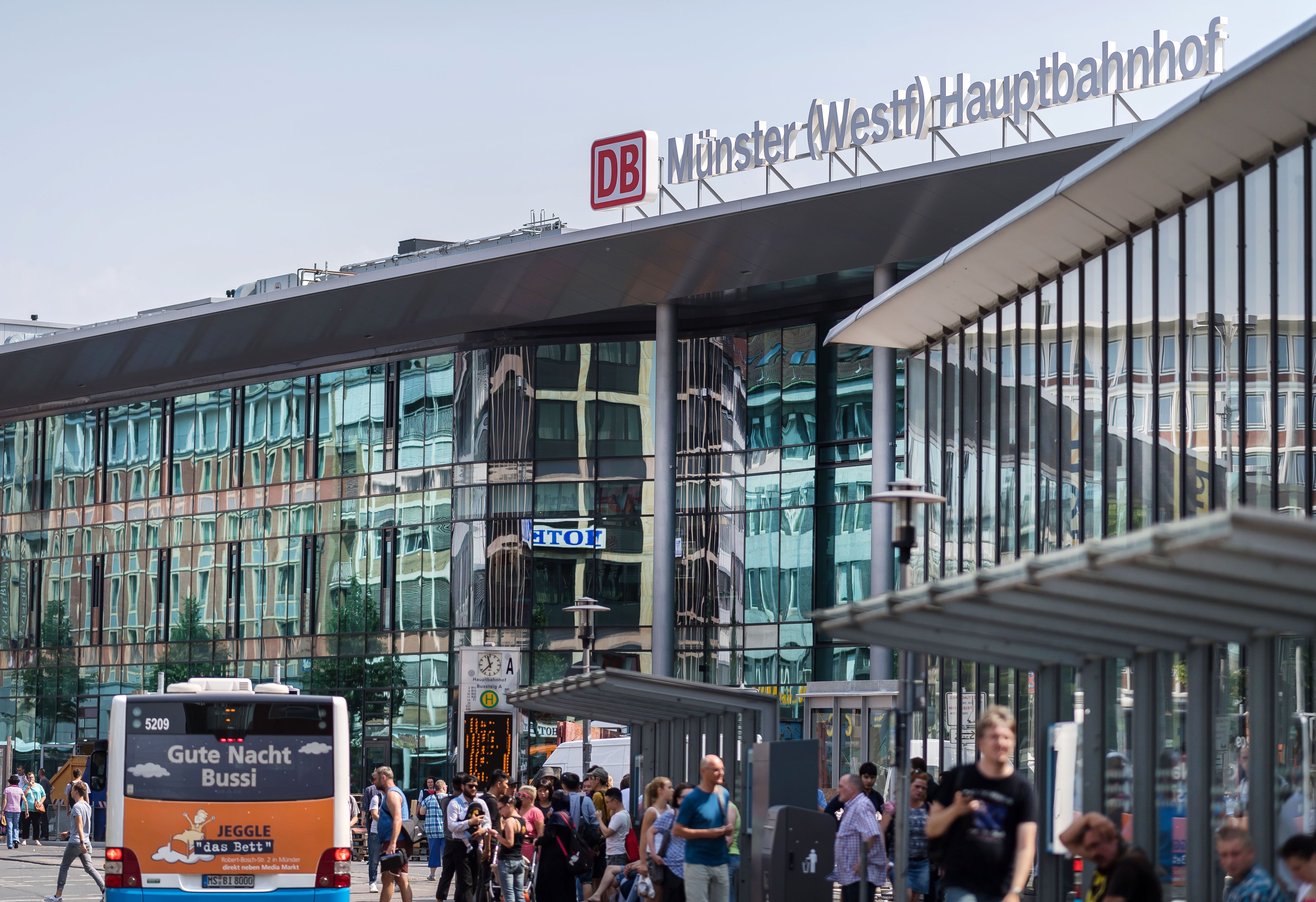 Am Hauptbahnhof Münster: 54-Jähriger Bedroht Zwei Frauen Mit Messer