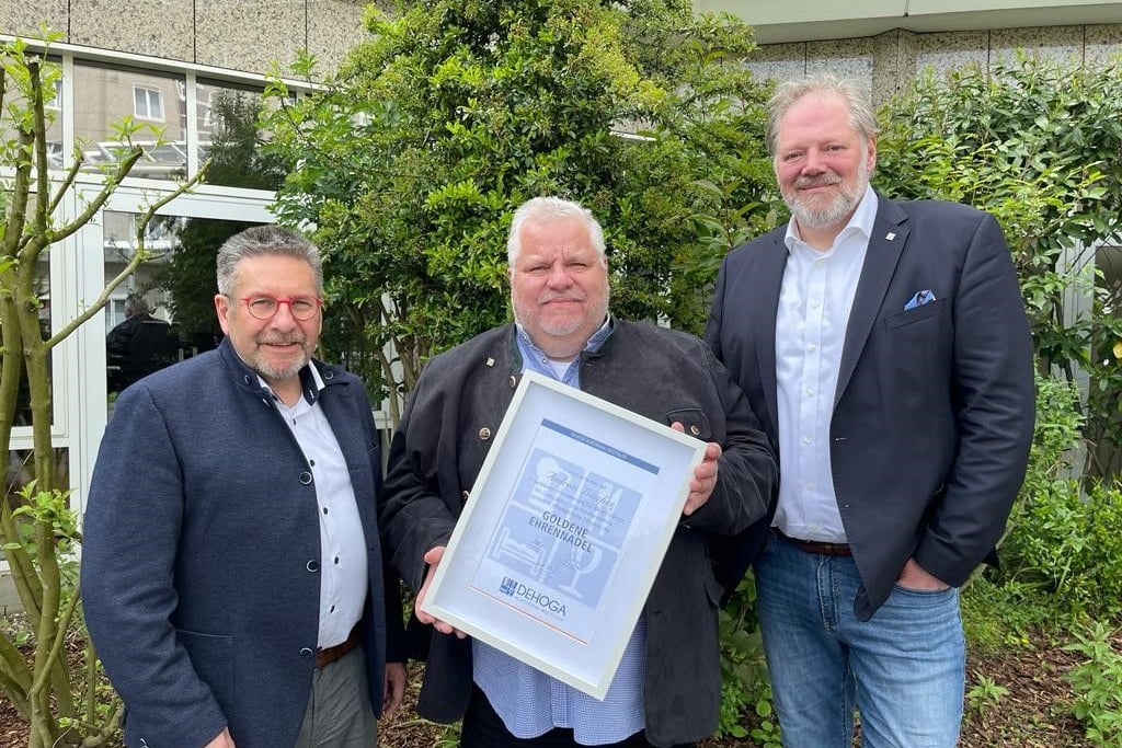 Goldene Ehrennadel für Andreas Büscher