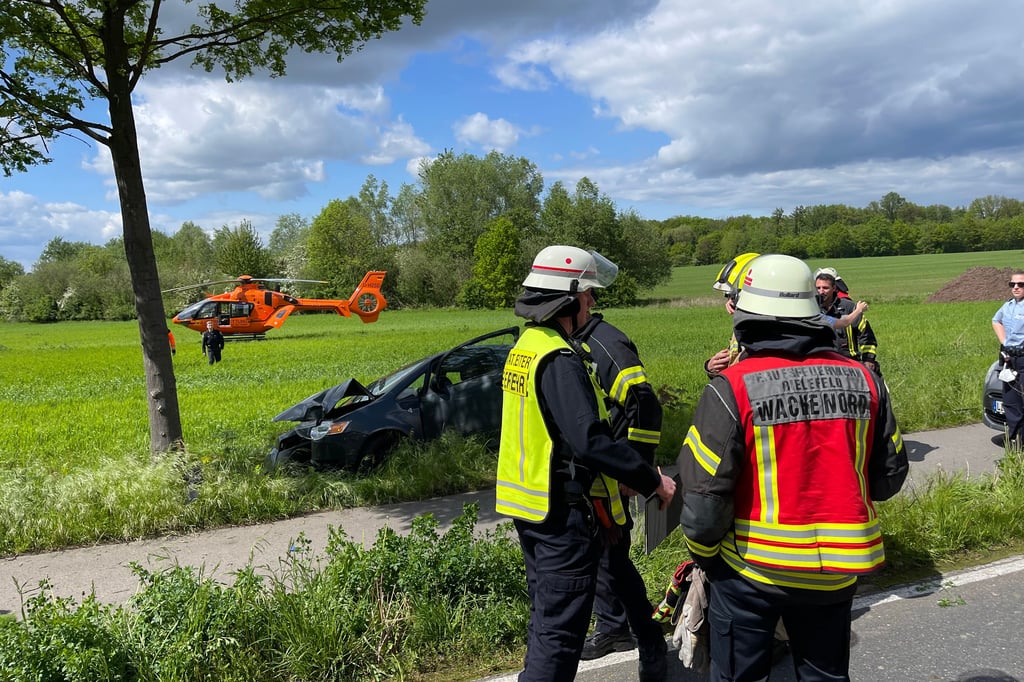 Bielefeld: Autofahrerin (86) kracht gegen Baum