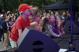 Ein proppevoller Rathausplatz, fünf tolle Newcomer-Bands und ein Superstar, der sich ausgiebig Zeit für seine Fans nahm: Die Premiere des Rookie Festivals ist gelungen.
