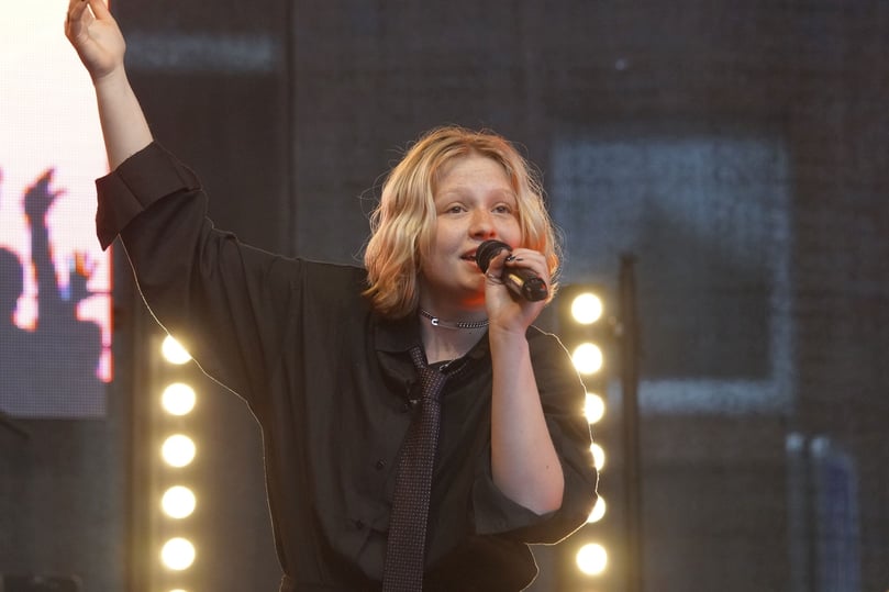 Ein proppevoller Rathausplatz, fünf tolle Newcomer-Bands und ein Superstar, der sich ausgiebig Zeit für seine Fans nahm: Die Premiere des Rookie Festivals ist gelungen.