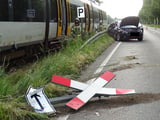Ein Zug der Eurobahn rammte am späten Donnerstagnachmittag an einem unbeschrankten Bahnübergang ein Auto. Eine Person wurde verletzt, die B64 und die Zugstrecke wurden komplett gesperrt.