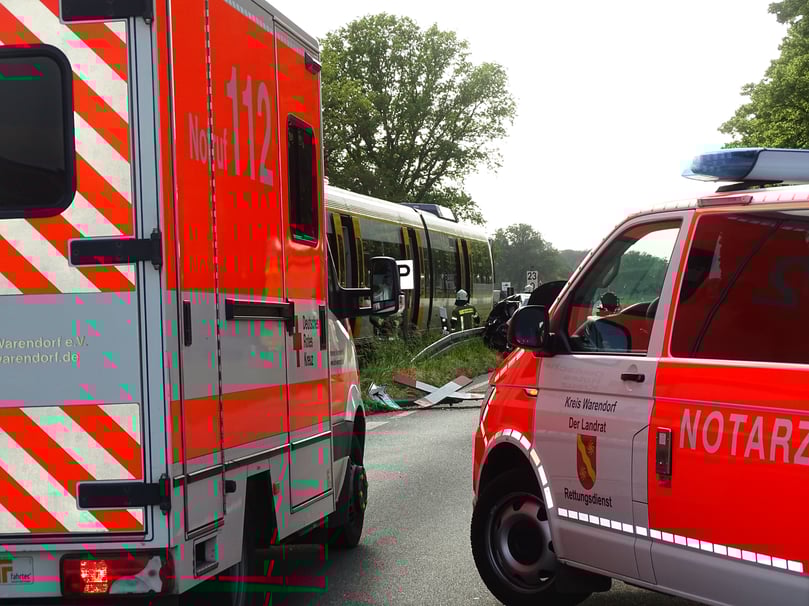 Ein Zug der Eurobahn rammte am späten Donnerstagnachmittag an einem unbeschrankten Bahnübergang ein Auto. Eine Person wurde verletzt, die B64 und die Zugstrecke wurden komplett gesperrt.