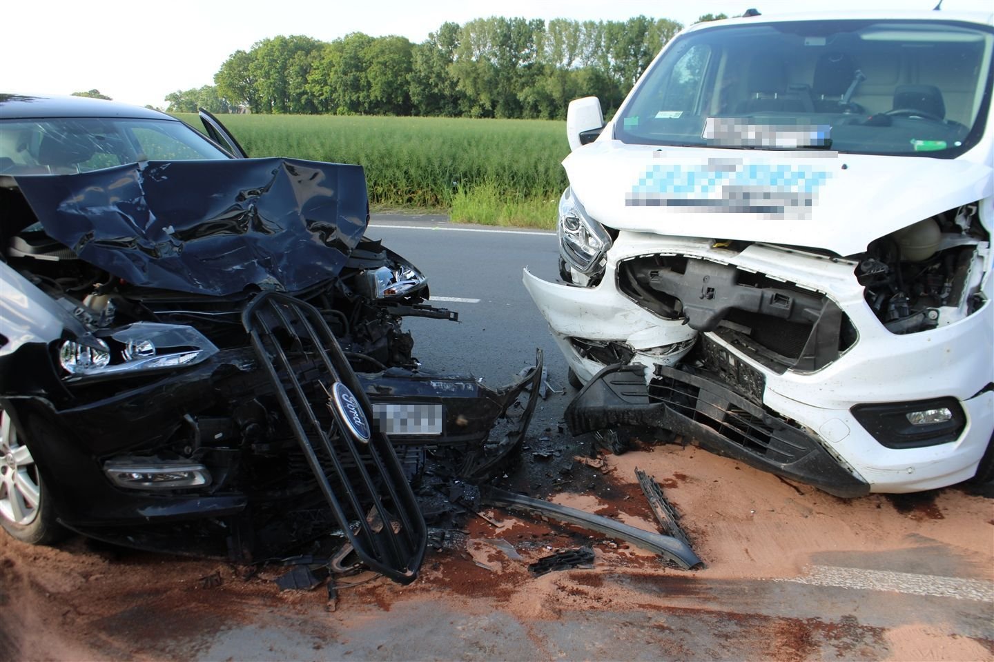 Transporter Und Auto Kollidieren Auf Der B474