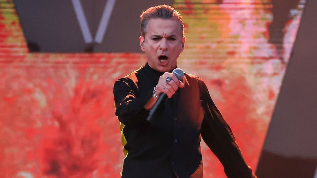 Dave Gahan de Depeche Mode chante sur scène sur la pelouse du festival lors du premier concert du « Memento Mori Tour 2023 ».