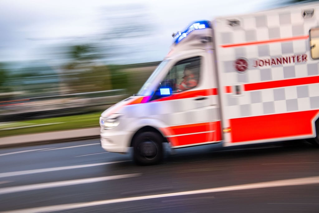 Auto überfährt Fußgängerin: Frau lebensgefährlich verletzt
