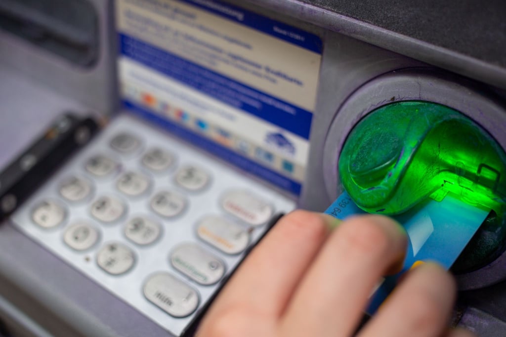 Unbekannte-sprengen-Geldautomat-in-Witten-und-fl-chten