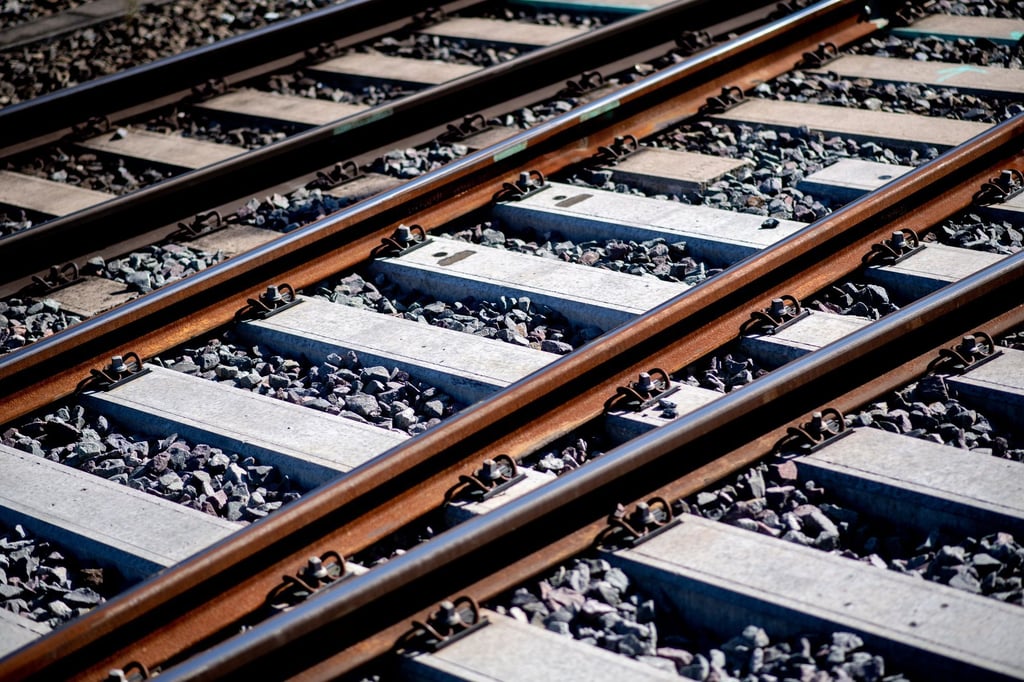 Unbekannte-legen-Betonplatte-auf-Schienen-Zusammenprall