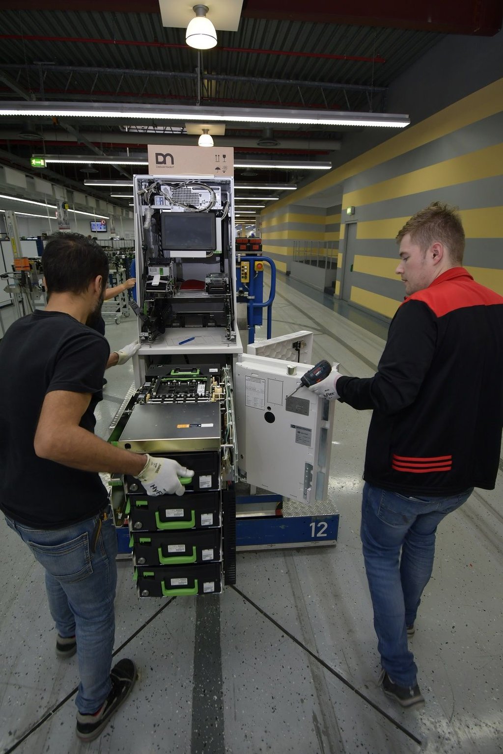 Diebold Nixdorf Einblicke in die Produktion in Paderborn