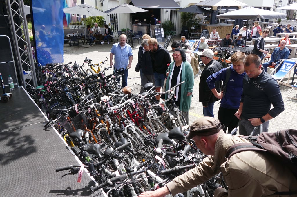 The Fundsachenversteigerung auf dem Gänsemarkt ist fester Bestandteil des Hoeker-Fests. Here is a photo from the year 2023.