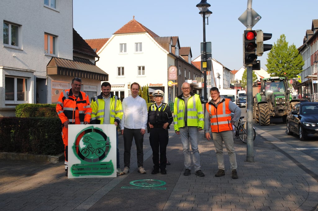 „Geisterradler bitte wenden!“ – Piktogramme weisen in Paderborn-Elsen ...