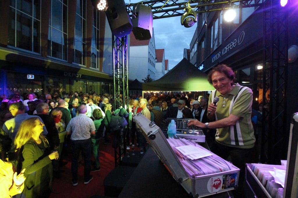 DJ Mr. Brown is ready to see those Masses zum Gehrenberg. Am Freitag und Samstag ist there at the Hoeker-Fest weder dabei.