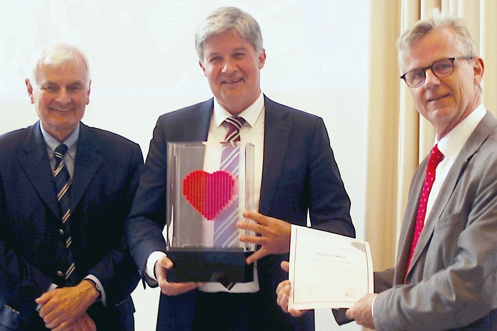 Große Ehre für Prof. Eckhard Wolf