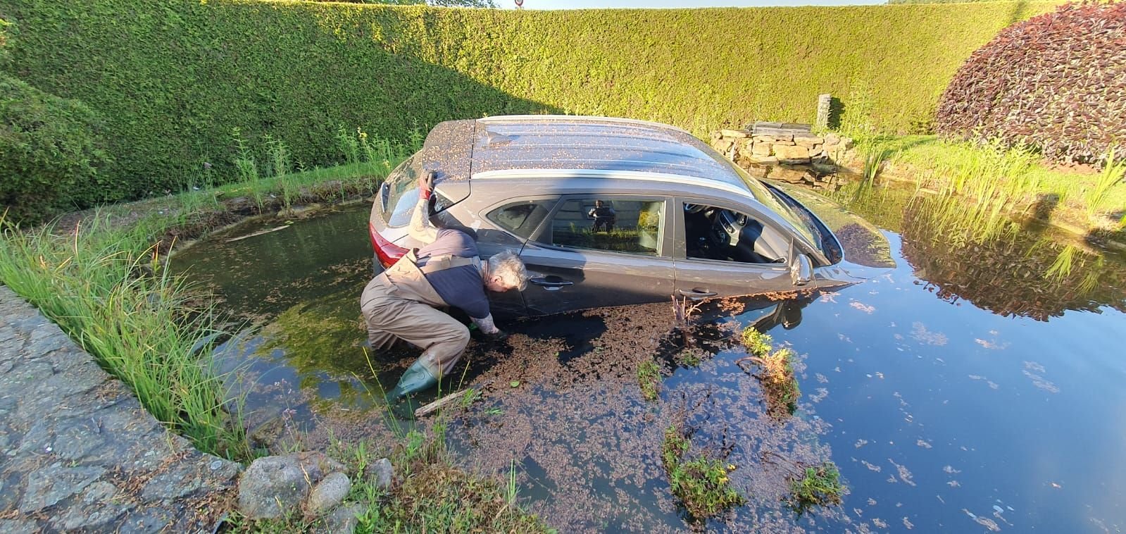 Bielefeld Auto landet im Teich