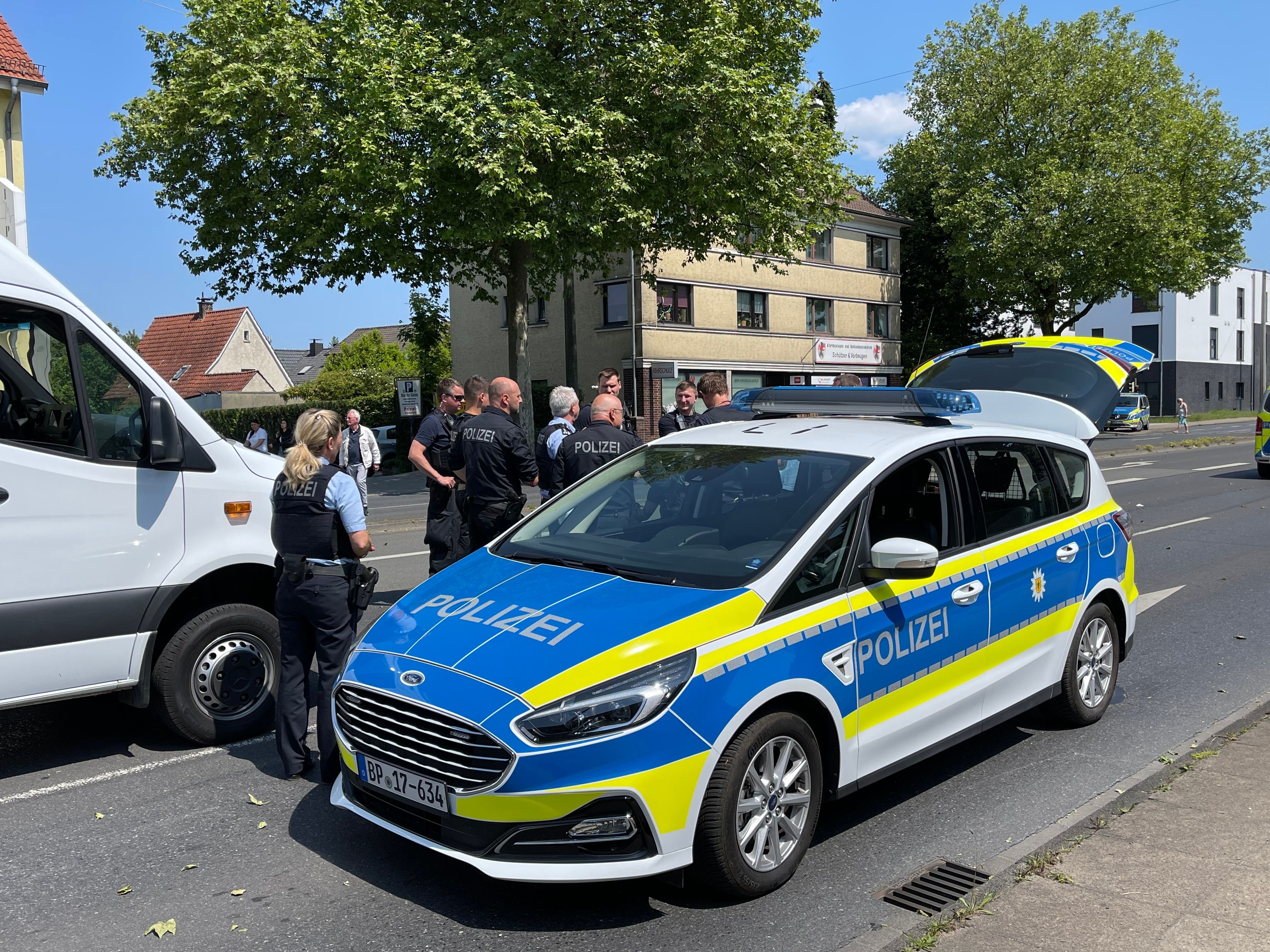 Verdächtiger Koffer Vor Kaserne Entdeckt – Großeinsatz In Bielefeld