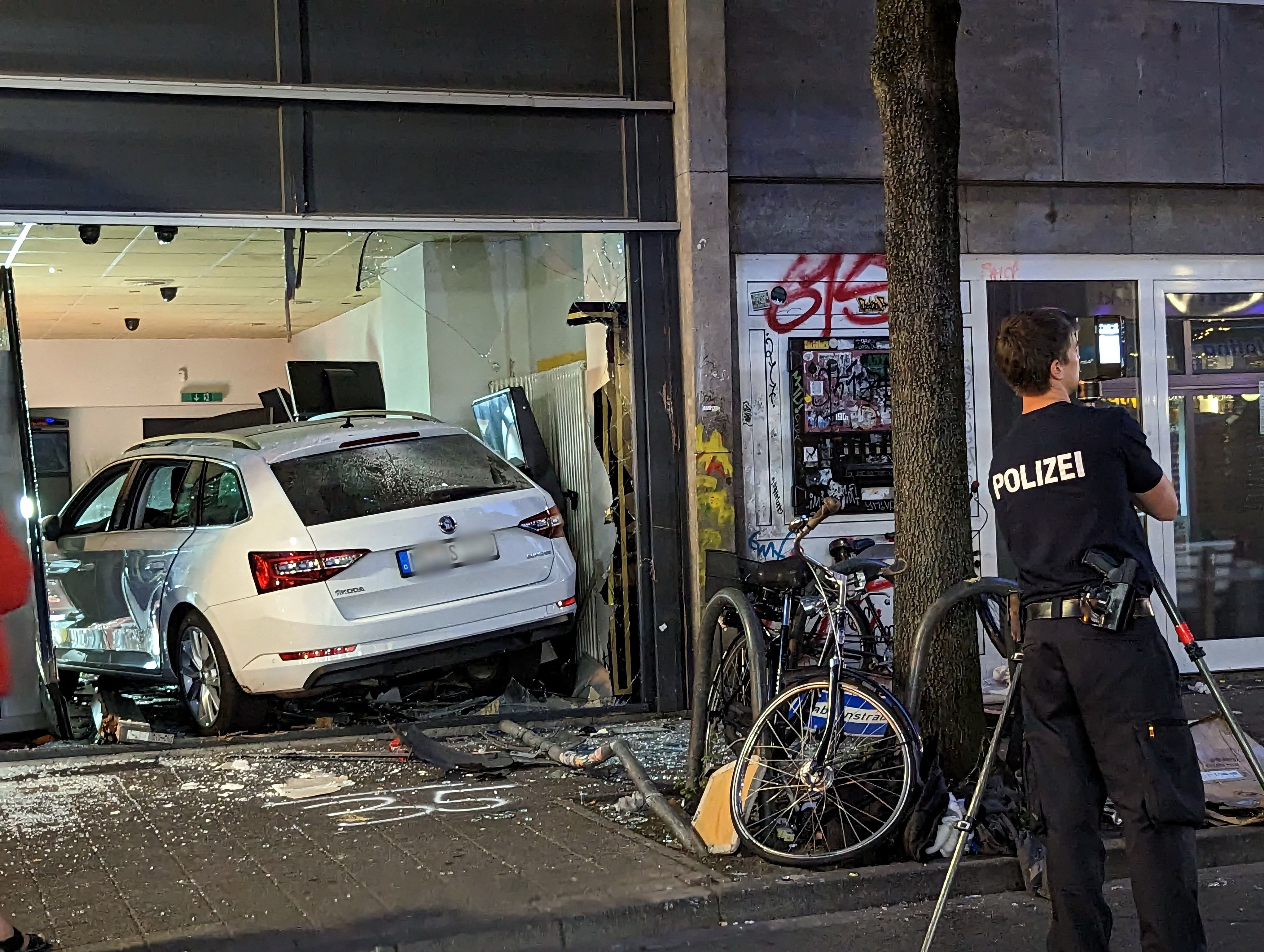 Münster: Auto Raste In Spielothek – Unfallfahrer War Volltrunken