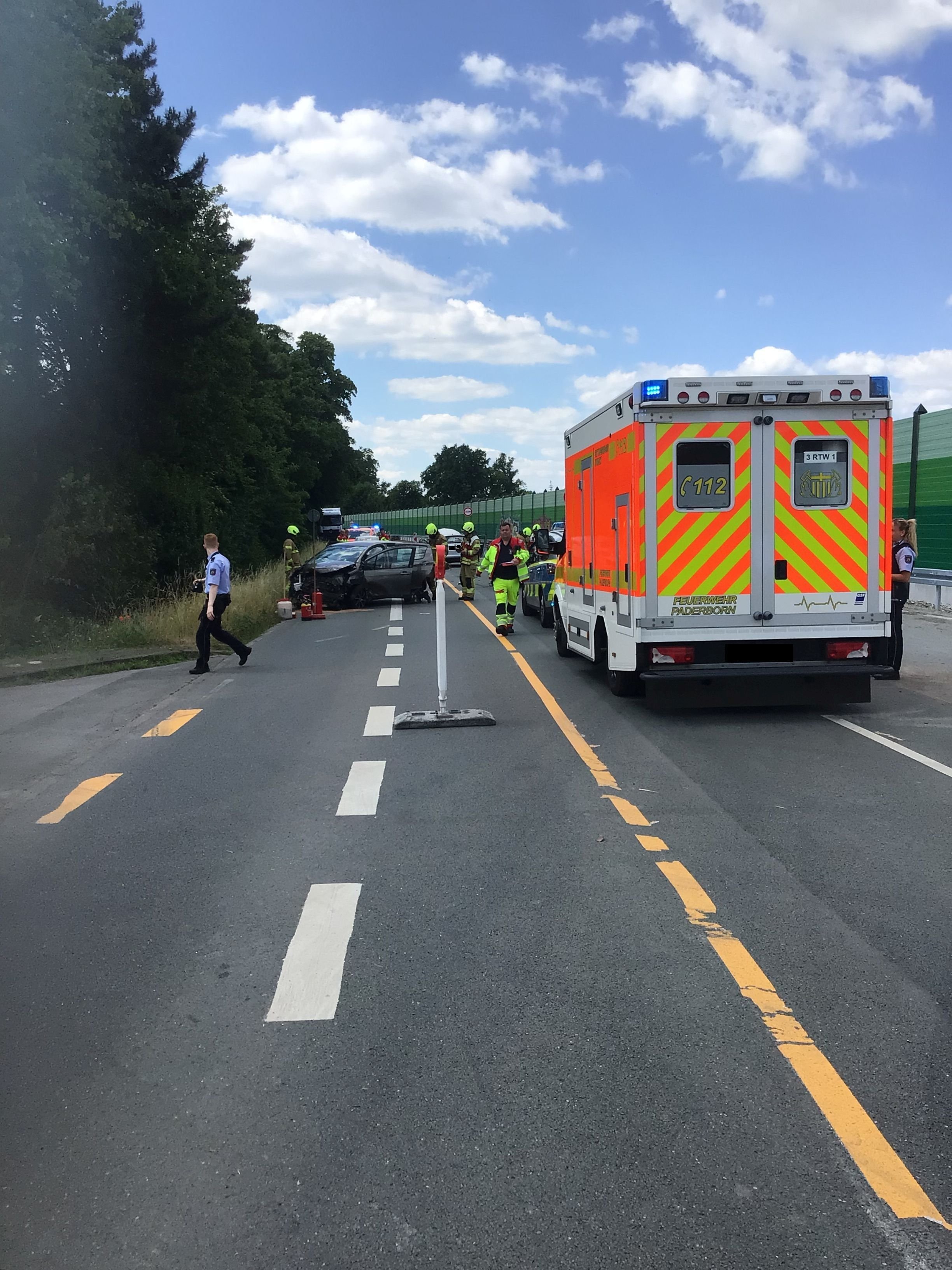 Unfall Auf B64 In Paderborn Mit Vier Verletzten, Darunter Ein Kleinkind