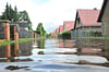 Ein Anwohner der Mindel versucht, sein Haus während des Hochwassers im Juni 2024 in Bayern zu schützen.