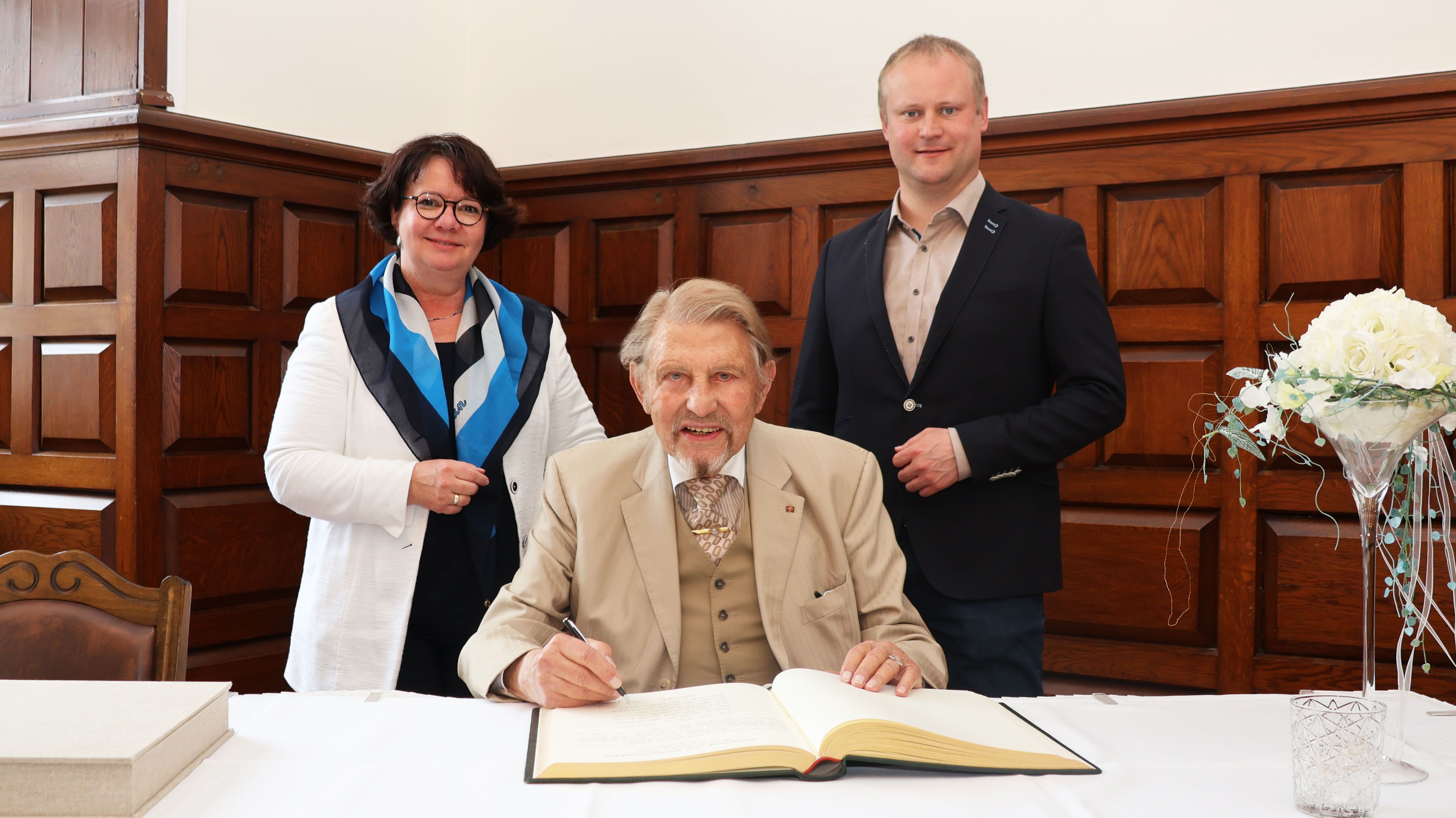 Paul Gauselmann Trägt Sich Ins Goldene Buch Der Stadt Steinfurt Ein