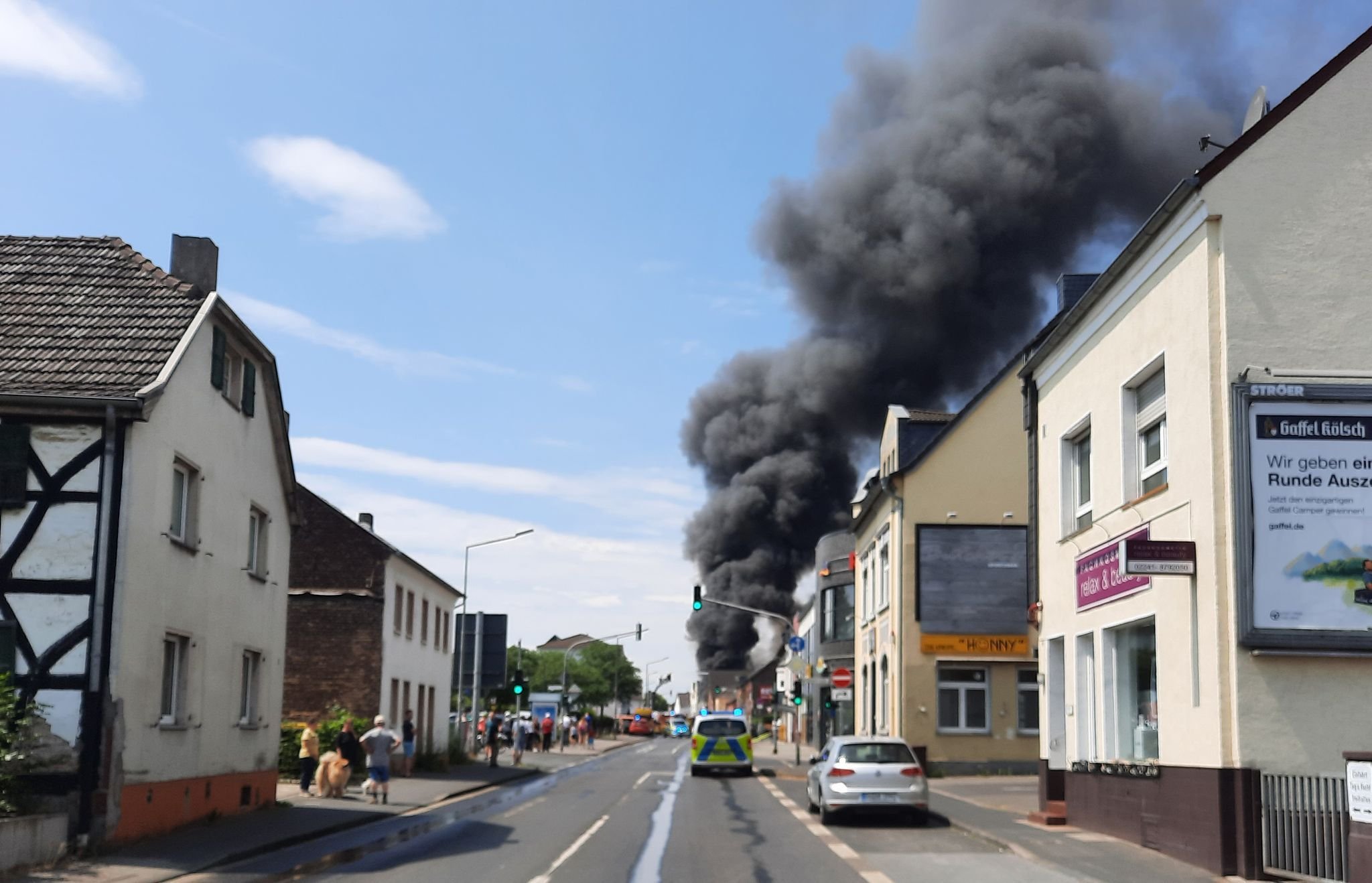 Brand In Motorradgeschäft Sorgt Für 50 Meter Hohe Rauchsäule