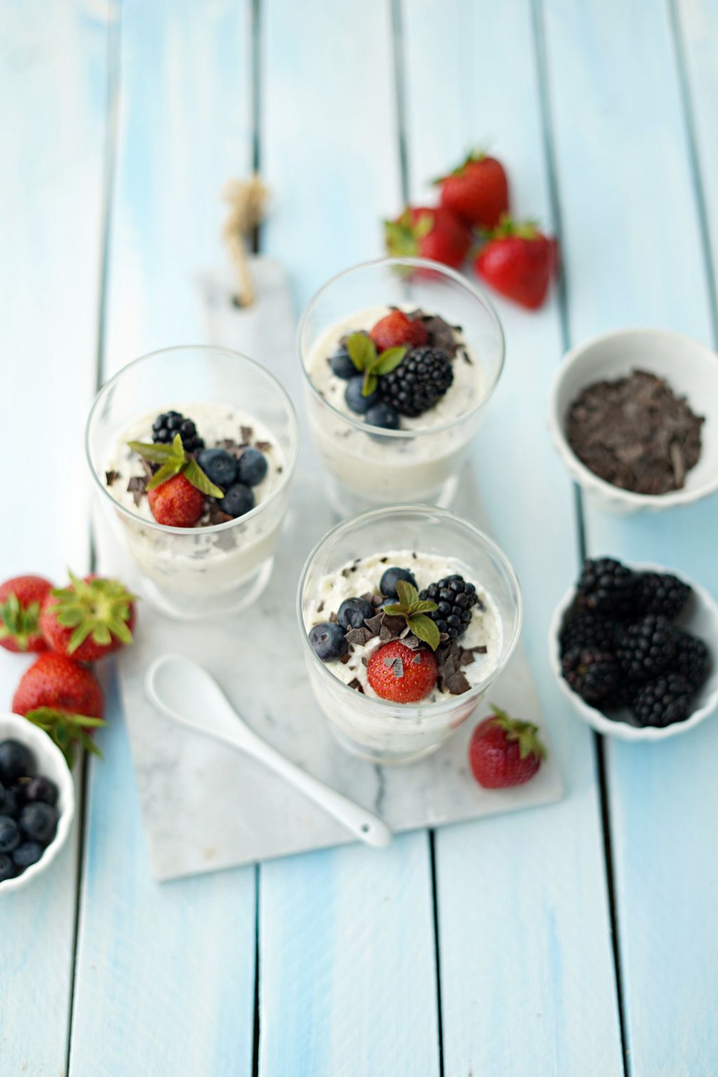 Der Sommer-Hit: Quark-Grieß-Dessert mit Beeren-Topping