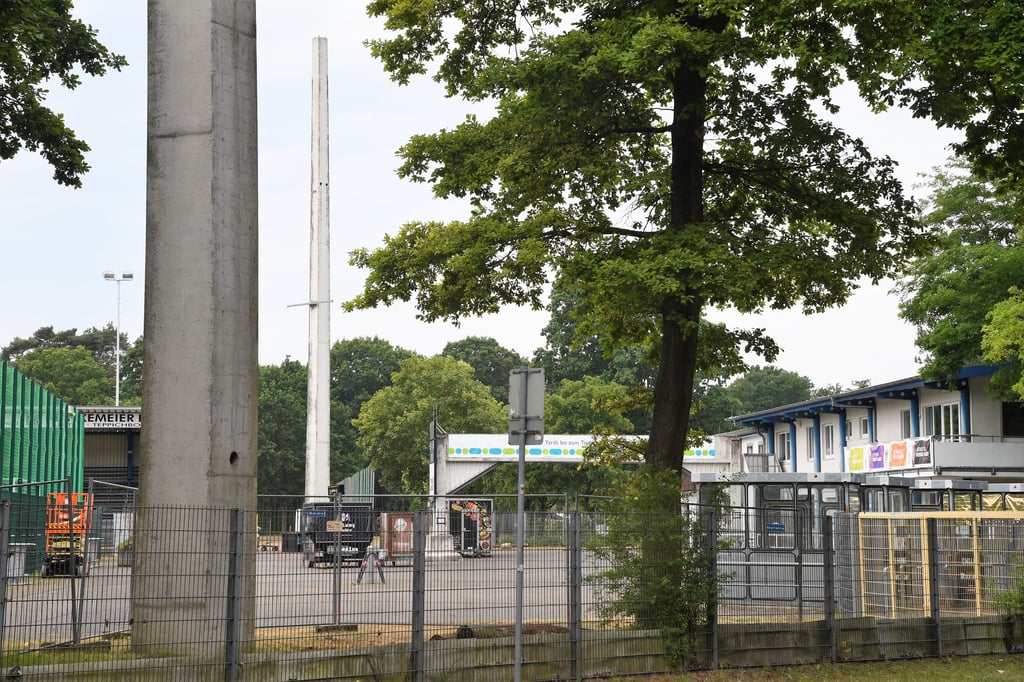 HermannLönsStadion SC Paderborn baut Flutlichtanlage ab