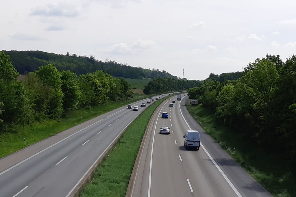 Stau bei Warburg droht Auf der A44 Richtung Kassel wird es eng