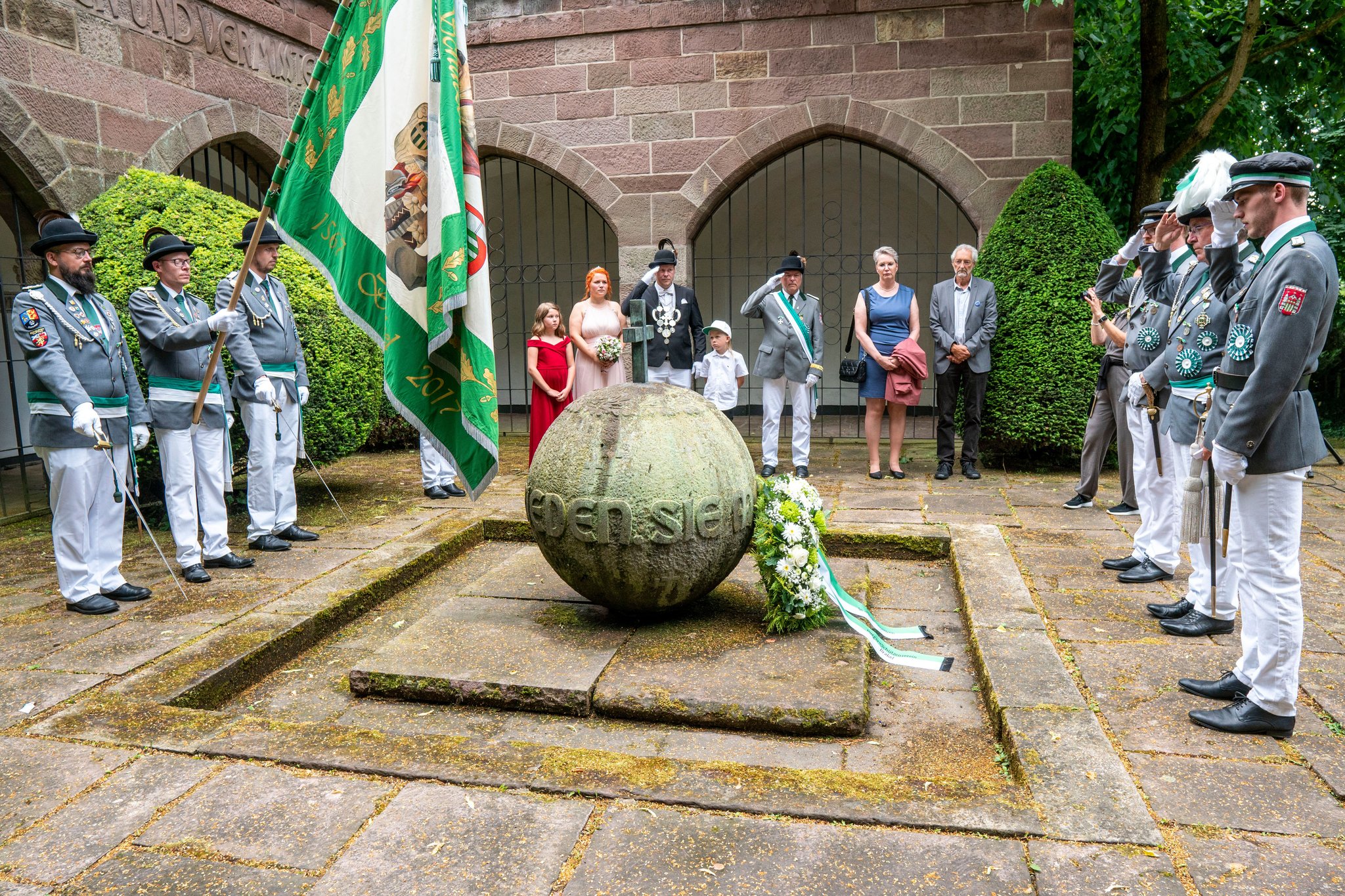 Kranzniederlegung und Ansprache am Ehrenmal beim Schützenfest Brakel