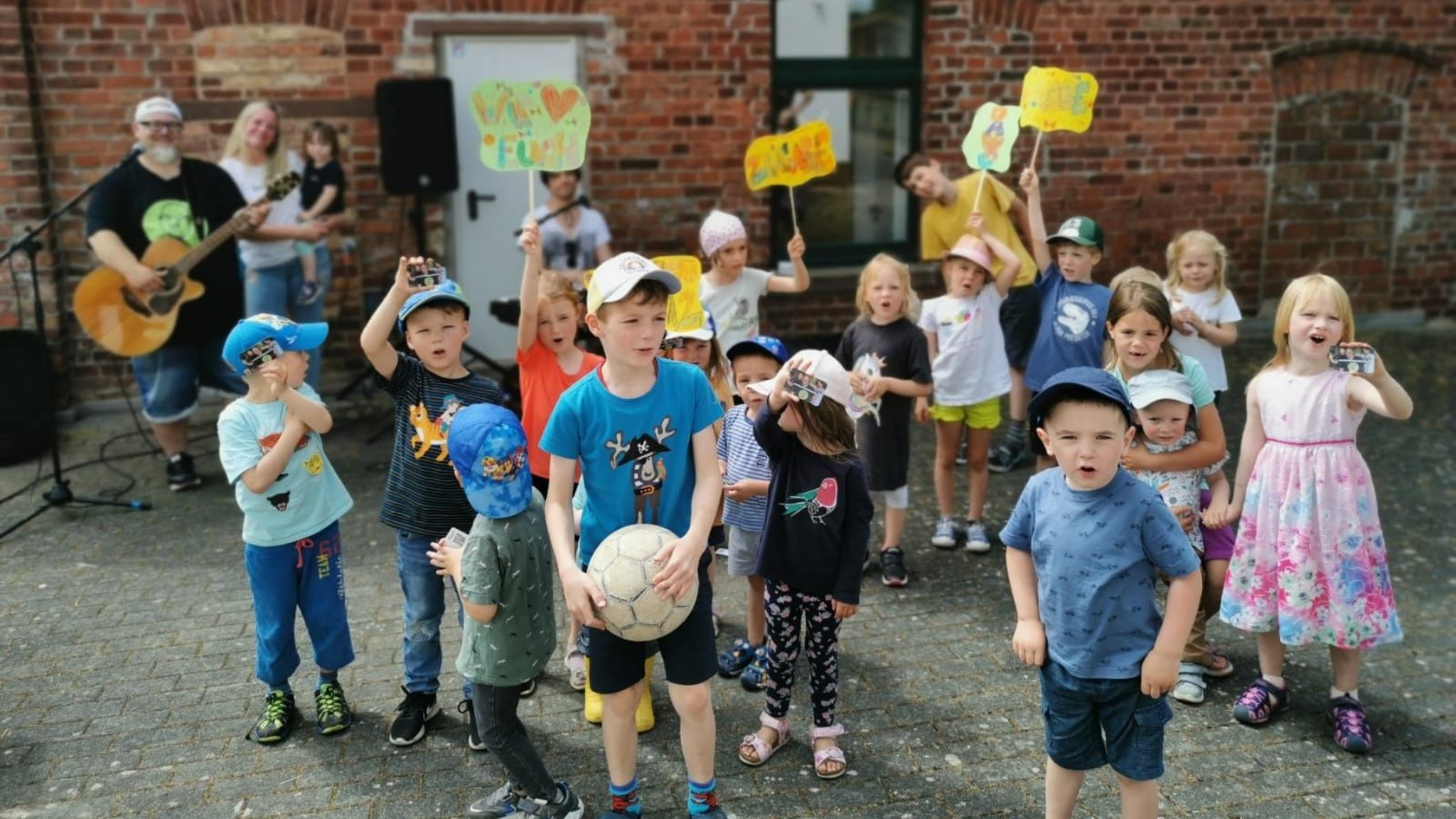 In Frohnhausen rockt Krawallo in der Kita Glückspilz