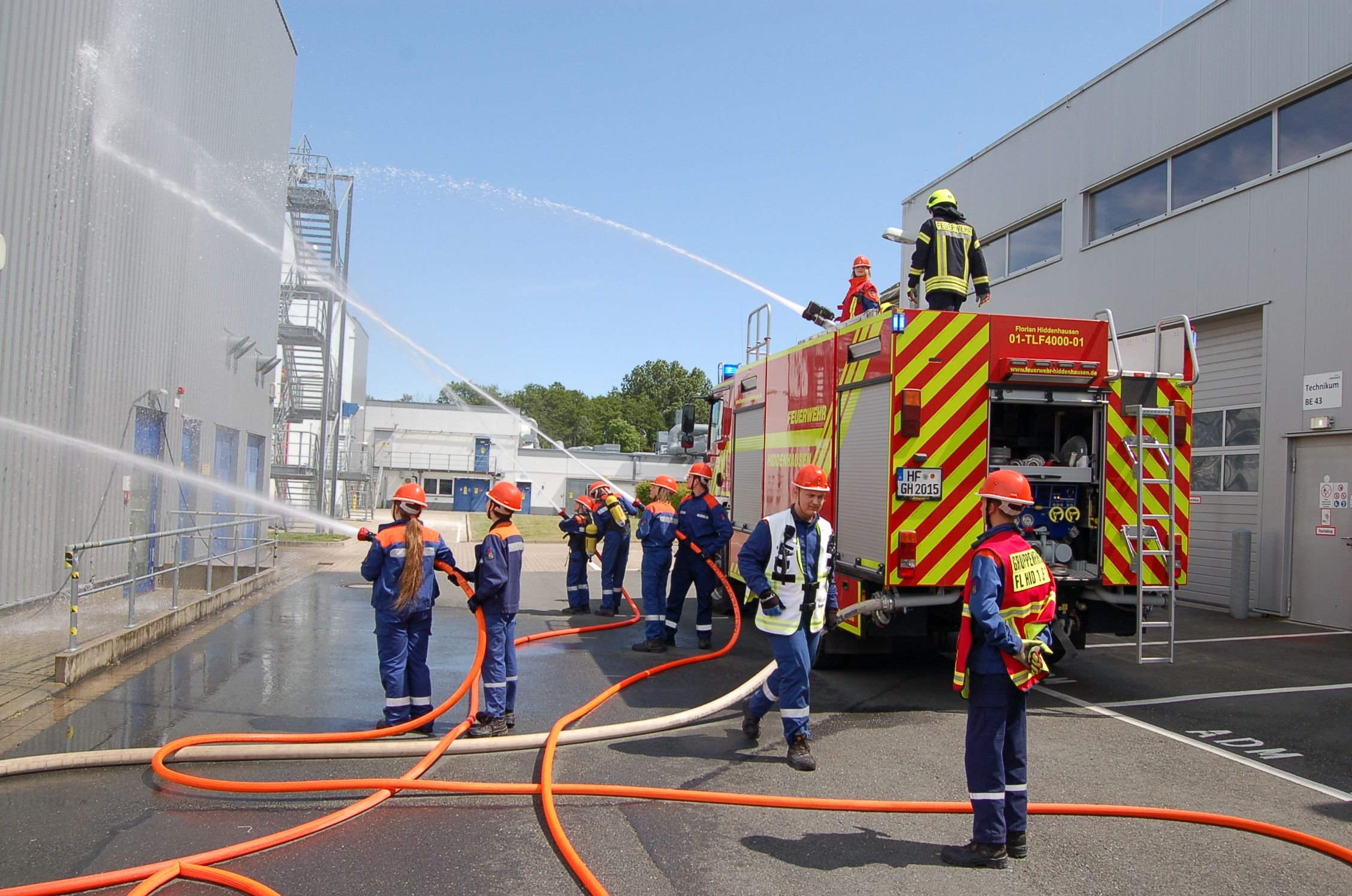 Hiddenhausen: Feuerwehr Simuliert Brand Bei Firma Remmers