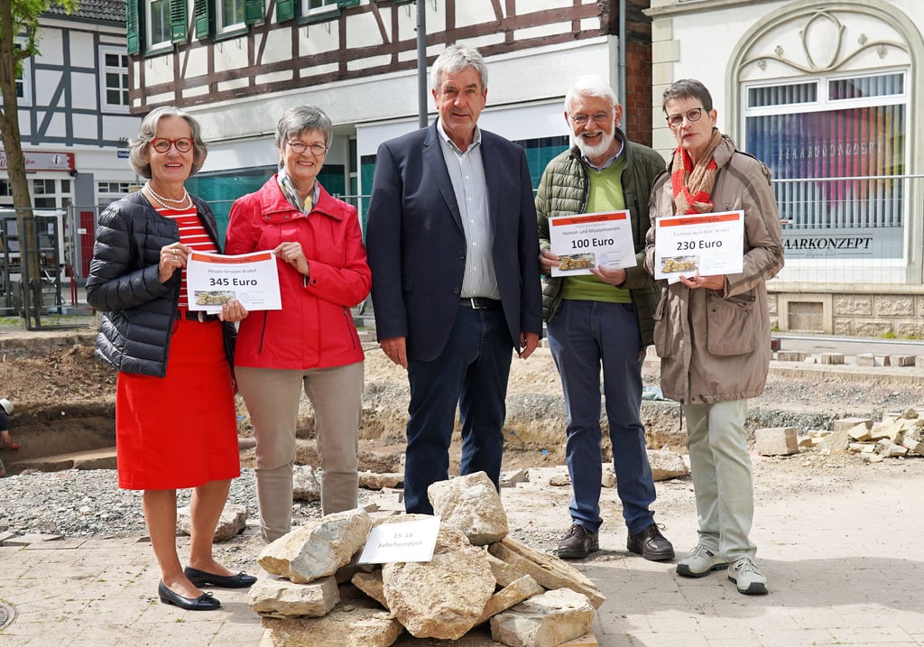 Steine vom Marktplatz in Brakel helfen