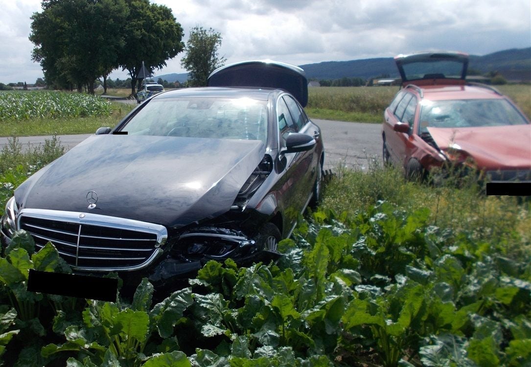 Unfall Nahe Der B65 In Rothenuffeln: Autos Schleudern Auf Einen Acker