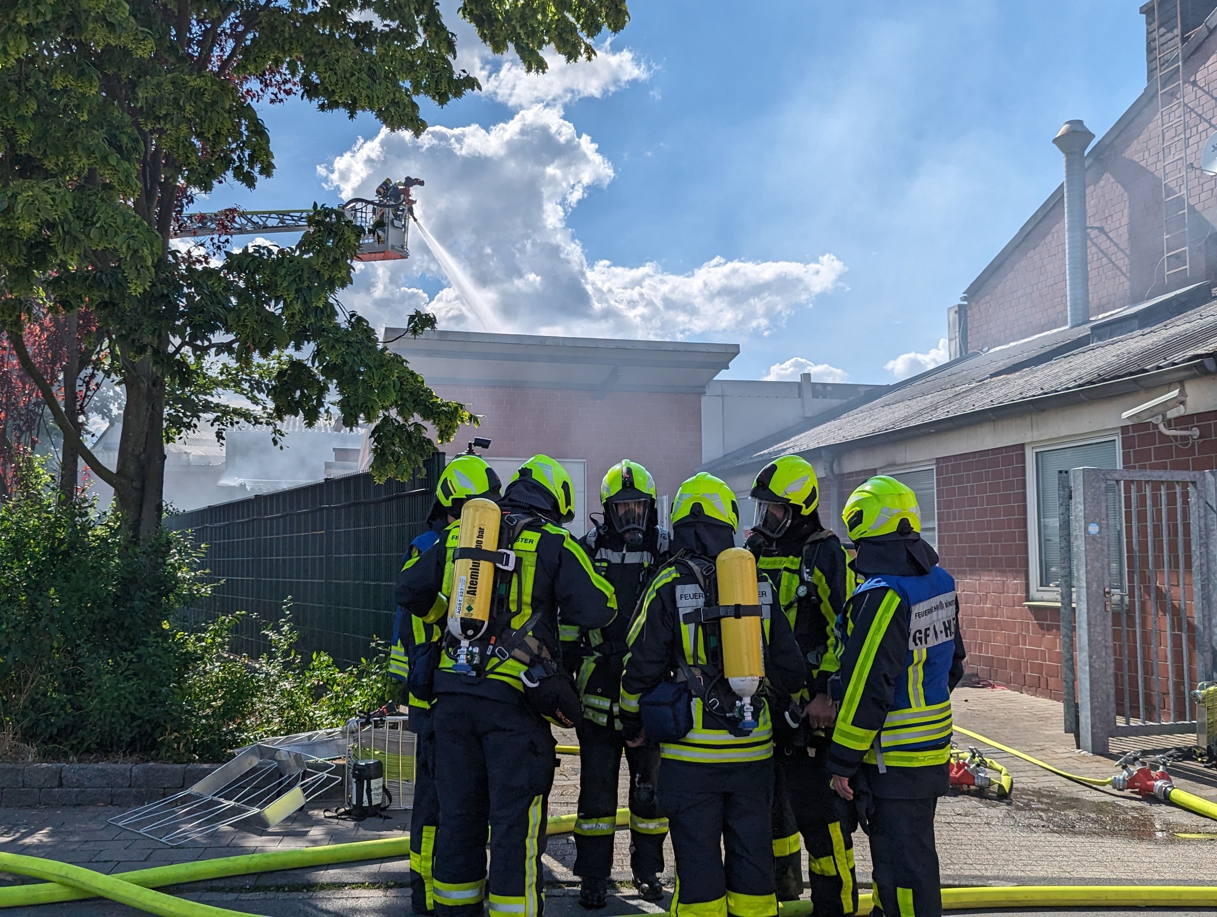 Münster: Brand In Lagerhalle In Roxel – Mehrere Gasflaschen Explodiert