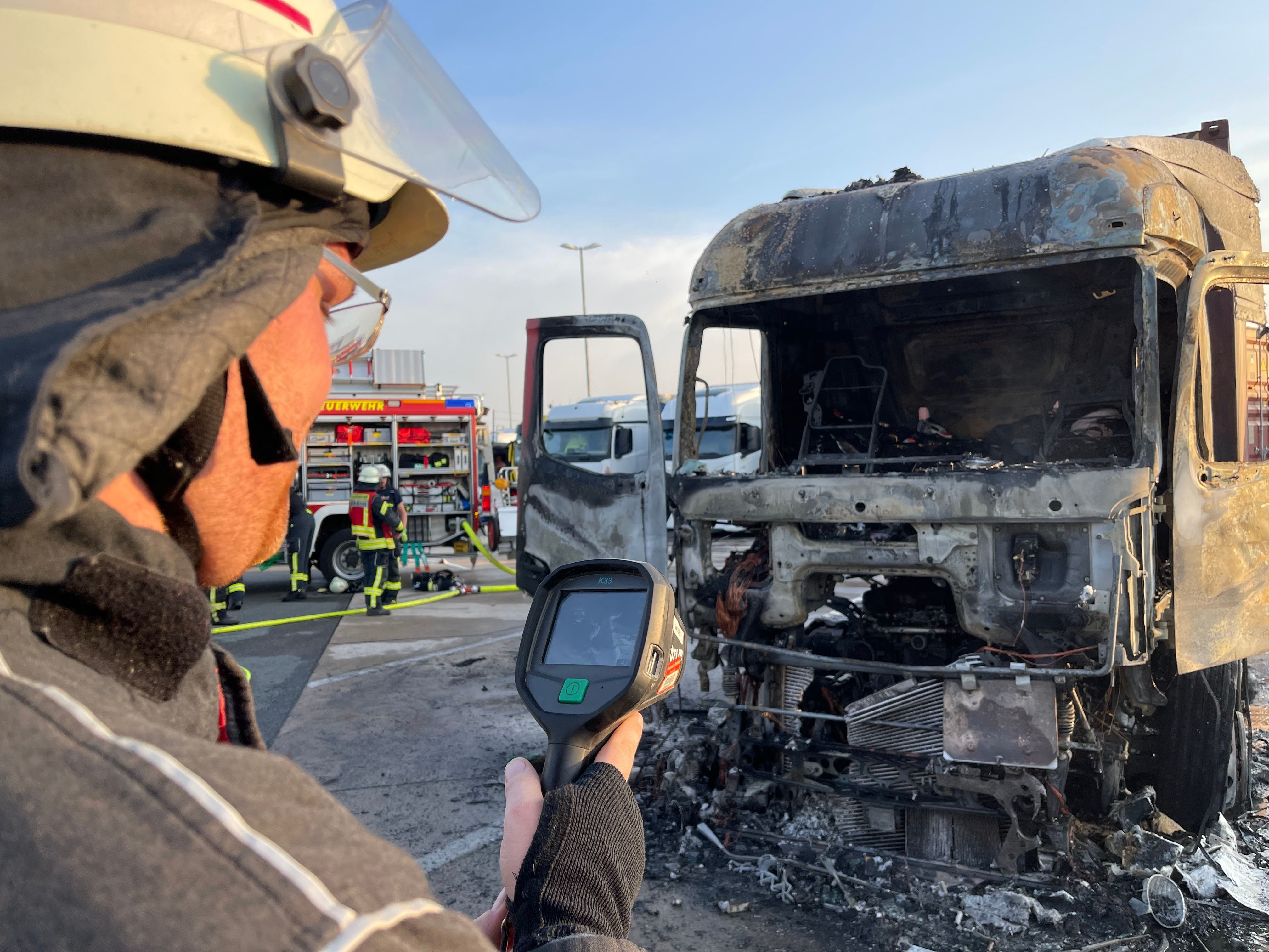 Bielefeld: Lkw Brennt Auf Raststätte An Der A2