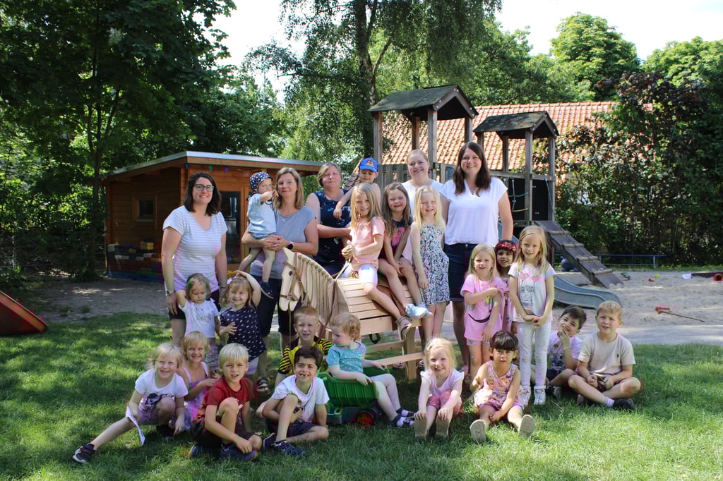 Ein Pferd aus Holz steht jetzt in der Kita Steinhorst