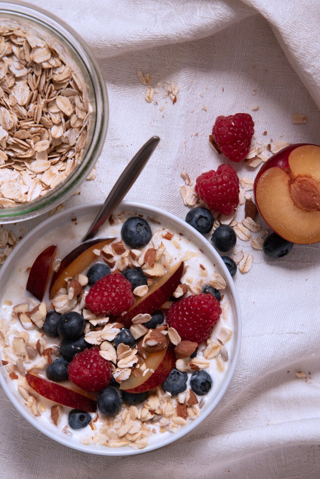 Müsli mit Früchten - und Rührei mit Gemüse