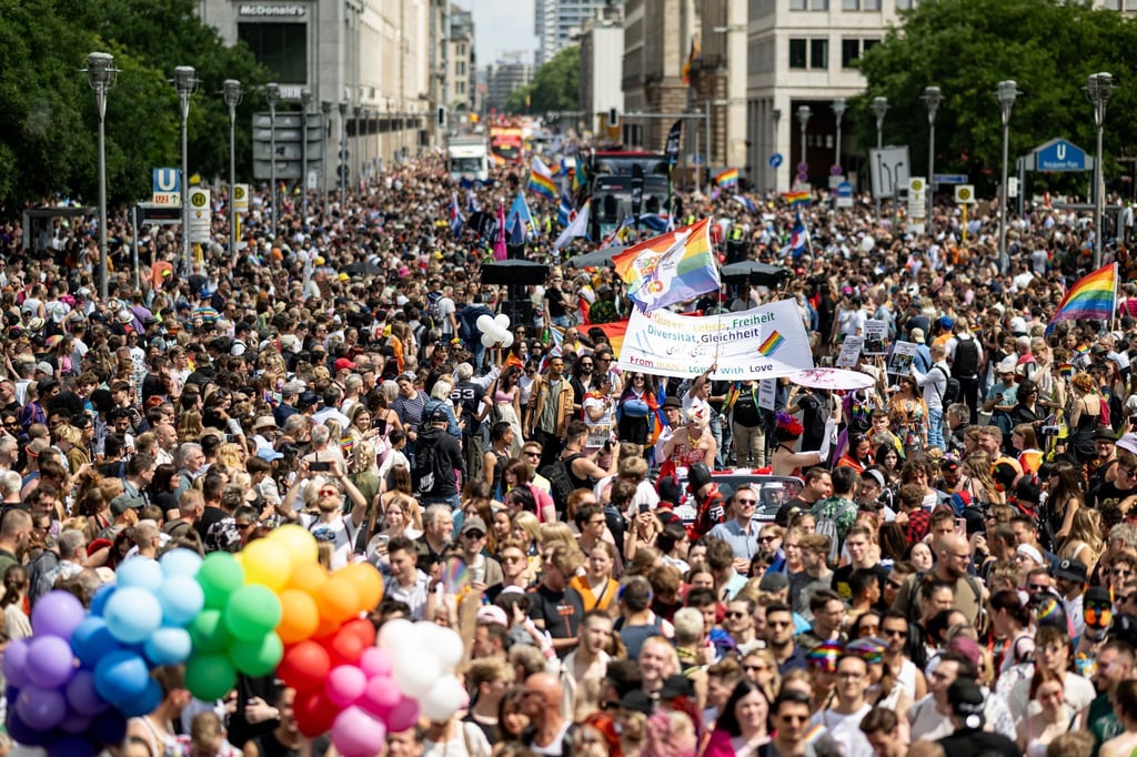 Hunderttausende feiern friedlichen CSD in Berlin