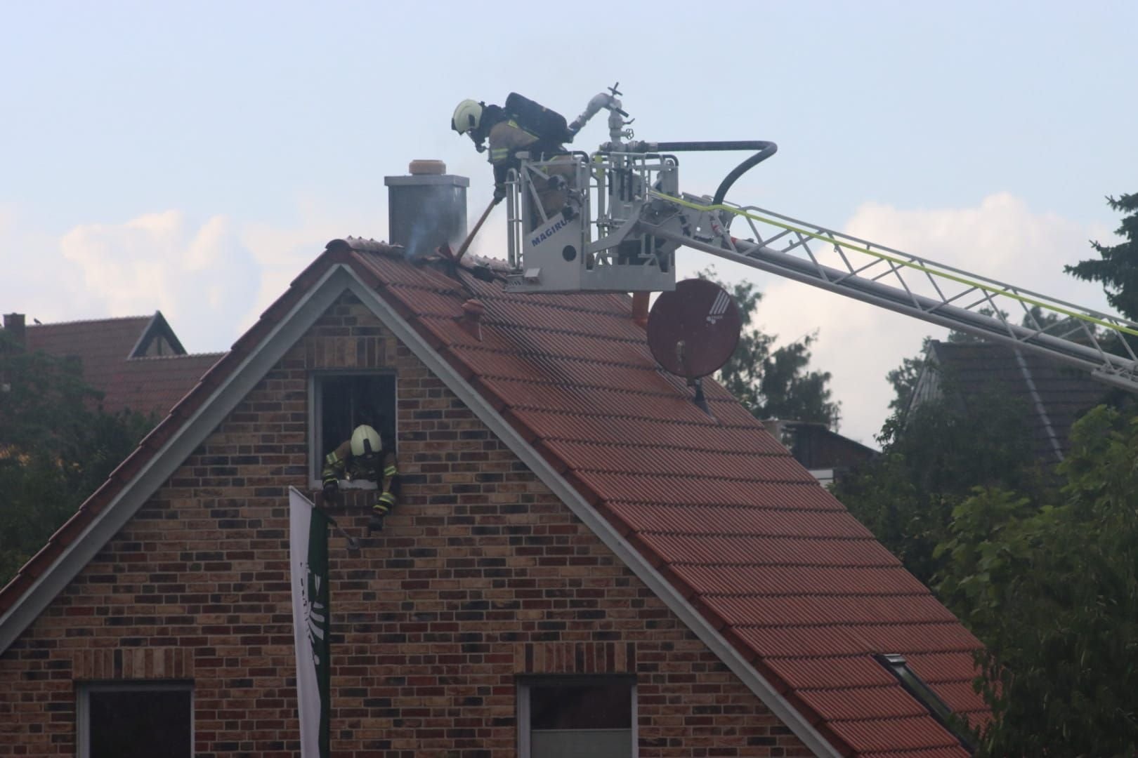 Blitzeinschlag In Wohnhaus: Feuerwehr Im Großeinsatz