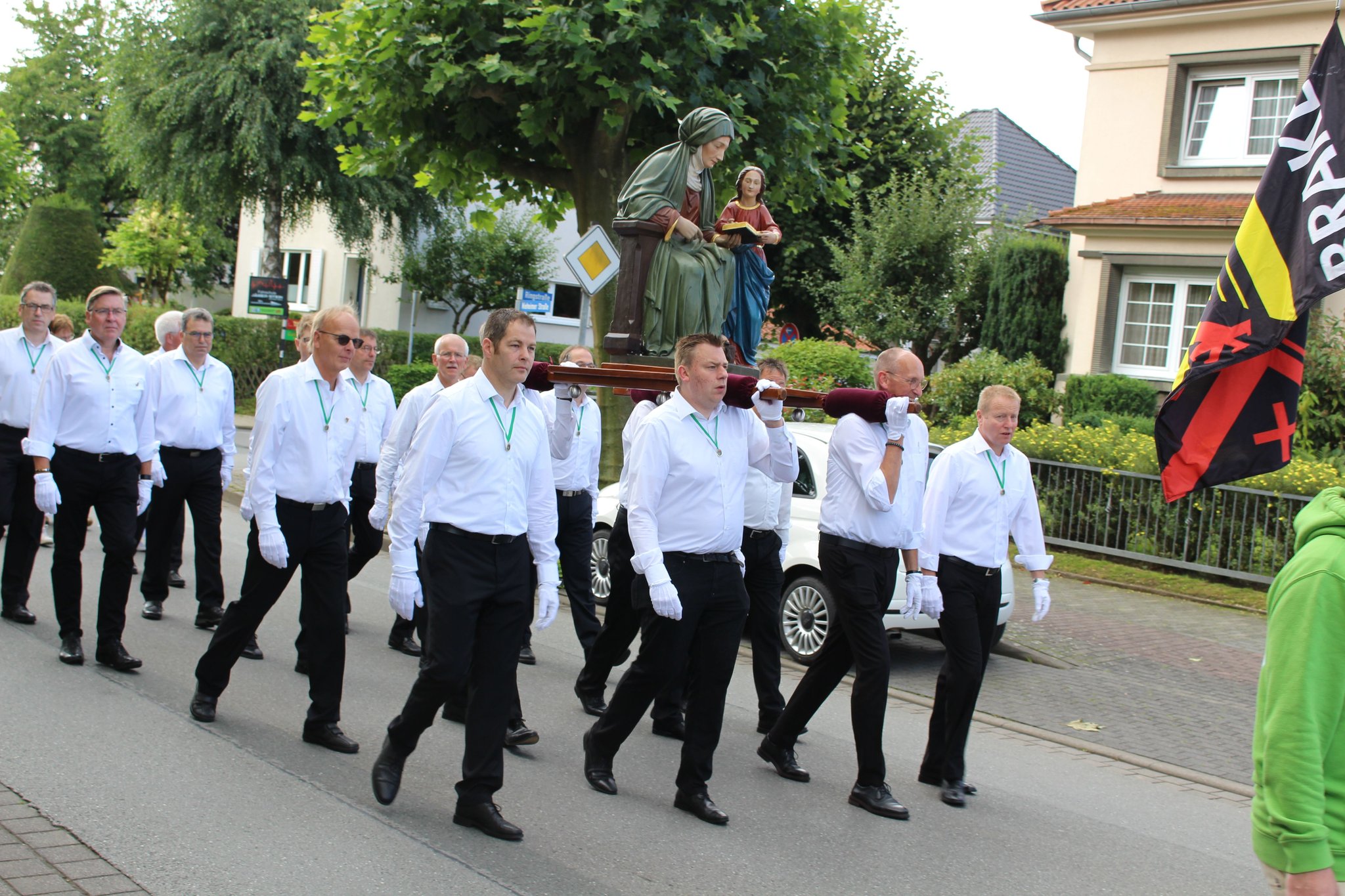 Prozession am Annentag Brakel Gläubige folgen der Heiligen Anna