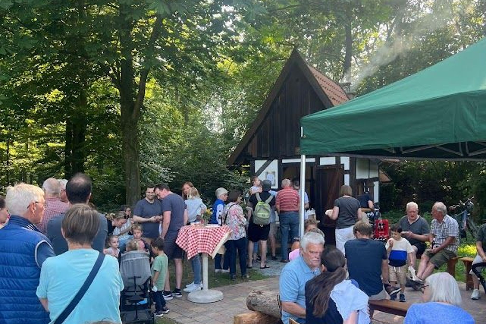 Wo Ist Heute Was Los Nähe Soltau Heimatfreunde errichten in Paderborn-Marienloh Milchbank nach