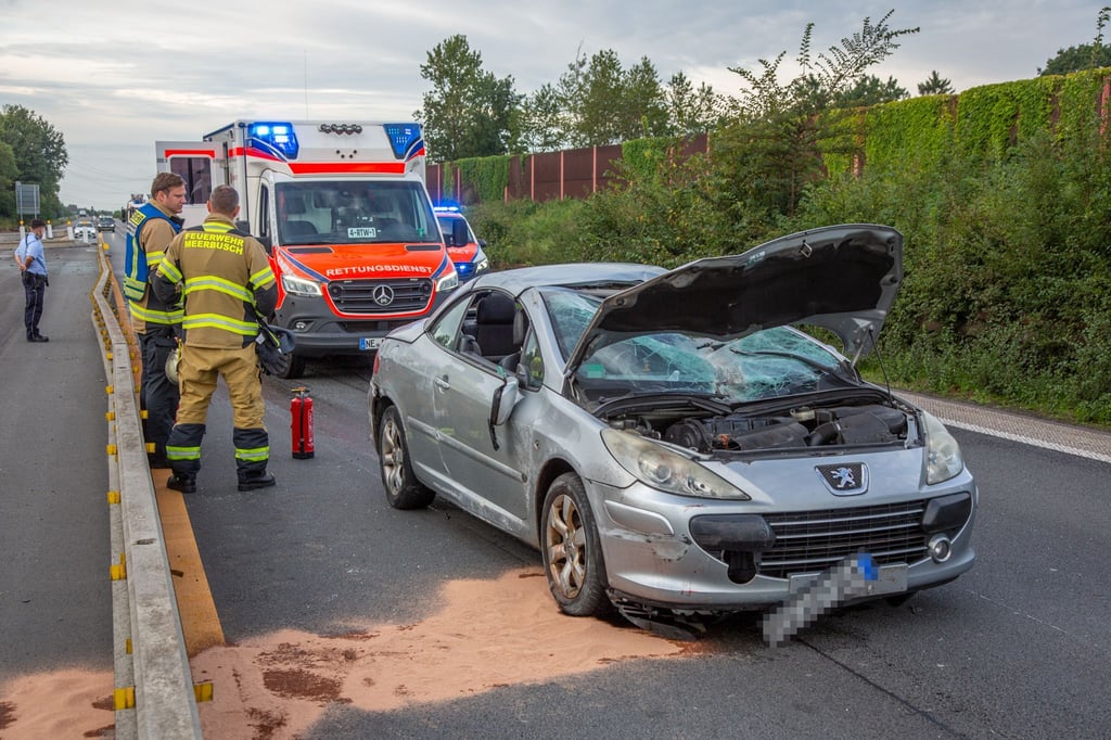 Reifen platzt auf A57 Zwei Verletzte