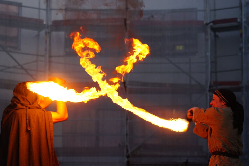 Feuerflut: A Hot Evening Program with the Juggling Team ‘Flood of Fire’