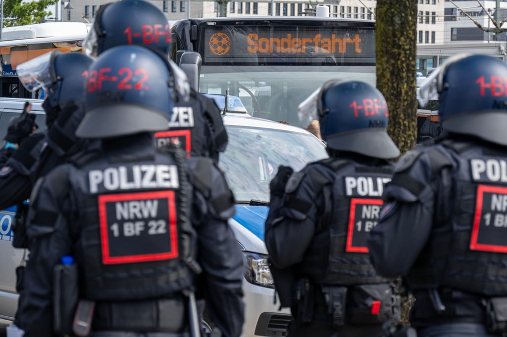 Großes Polizeiaufgebot rund ums Spiel Arminia Bielefeld gegen Preußen Münster