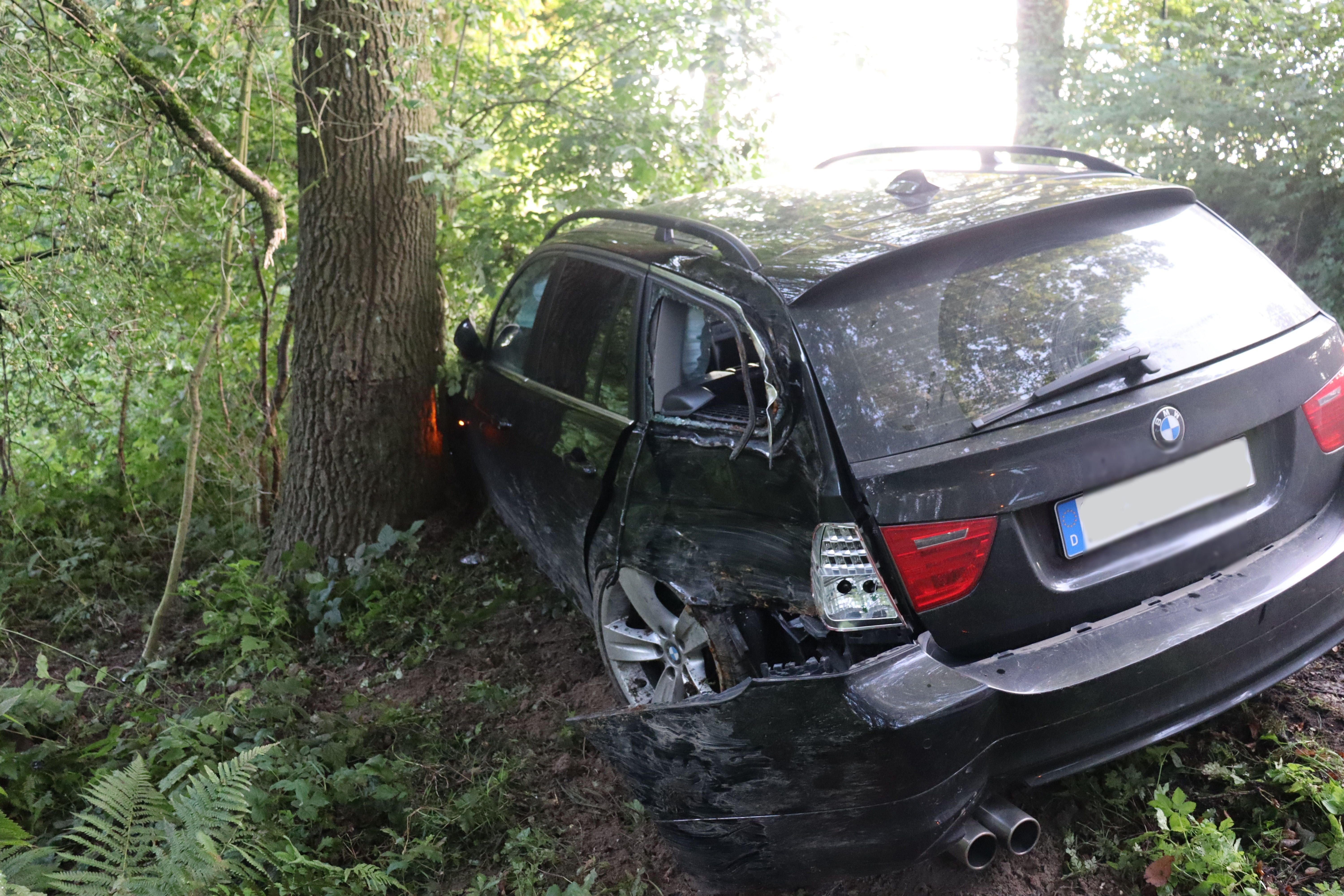 Herford: BMW-Fahrer (20) Prallt Gegen Baum