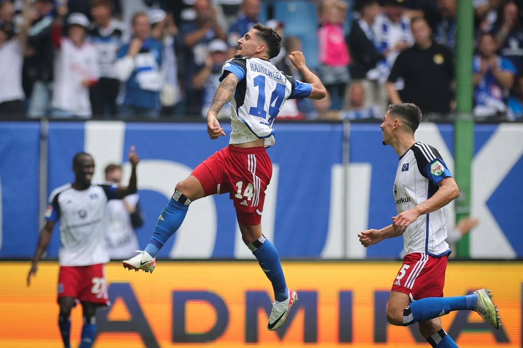 Hsv Nach 2 0 Im Nordduell Gegen Rostock Wieder An Der Spitze