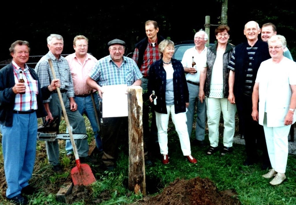 2002 wurde der Plattdüske Patt als gemeinsames Projekt der Heimatvereine Schöppingen und Eggerode eröffnet. Mit dabei die beiden damaligen Vorsitzenden Clemens Fürstenau und Mathilde Winter (3. und 4.v.r.).