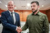 Bundeskanzler Olaf Scholz (SPD) und der ukrainische Präsident Wolodymyr Selenskyj im Oktober 2023 am Rande des Gipfeltreffens der Europäischen Politischen Gemeinschaft in Granada.